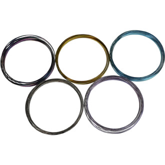 Sculpture cinétique composée de cinq anneaux en fil métallique anodisé, disposés en deux rangées (trois en haut, deux en bas) aux coloris violet/noir, doré, bleu turquoise, gris et violet, sur fond blanc.