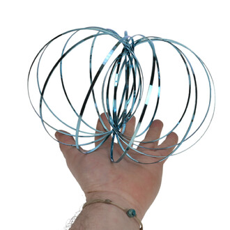 Sculpture cinétique anodisée bleue, composée d’anneaux métalliques entrecroisés formant une sphère, tenue dans une main.