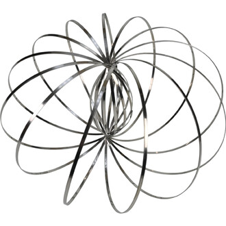 Sculpture cinétique en métal argenté composée de nombreux anneaux plats entrecroisés autour d’un noyau central, formant une sphère complexe.