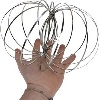 Sculpture cinétique en fils métalliques argentés formant une sphère de cercles concentriques, tenue dans une main.