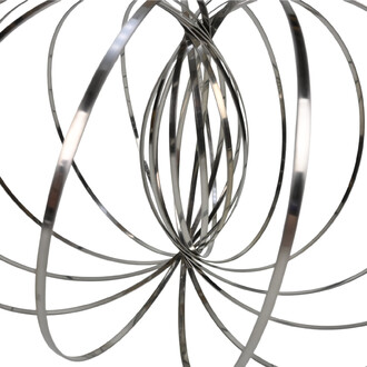 Sculpture cinétique en métal : anneaux circulaires concentriques entourant une sphère centrale formée de lames métalliques en acier brillant.