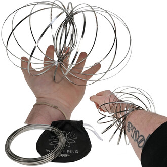 Sculpture cinétique en métal avec des anneaux acier spiralés formant une sphère, tenue par deux mains; sac de rangement noir avec logo Infinity Ring en arrière-plan.