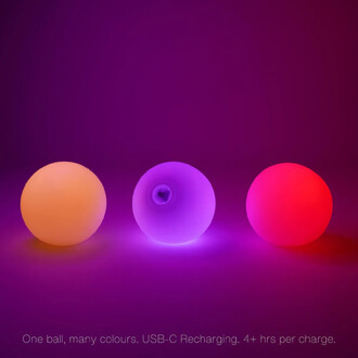 Set de 3 balles LED Lumi Pro - Trois balles de jonglerie lumineuses sur fond violet, montrant des couleurs vives : une balle orange, une balle violette et une balle rouge. Les balles sont éclairées et mises en valeur, soulignant leur fonctionnalité rechar