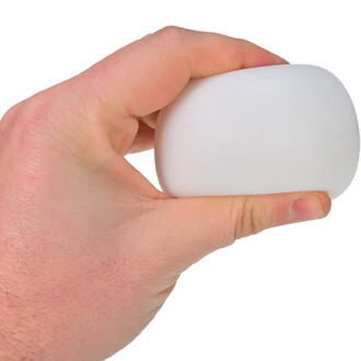 Main tenant une balle LED qui fait partie du set de 3 Balles LED Lumi Pro de Threeworlds, avec une surface lisse et blanche.