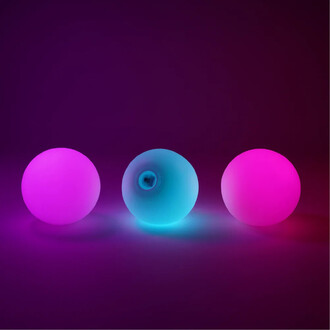 Set de 3 balles LED Lumi Pro de couleur rose et bleue, illuminées sur un fond sombre avec un effet lumineux, mettant en valeur les différentes teintes et la texture des balles.