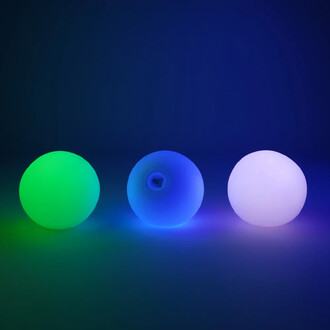 Set de 3 balles LED de jonglerie, comprenant une balle verte, une balle bleue et une balle blanche, illuminées sur un fond sombre.