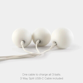 Set de 3 balles LED Lumi Pro montrant trois balles blanches sphériques connectées par un câble USB-C à trois voies, sur un fond neutre.