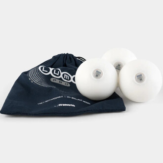 Set de 3 balles LED Lumi Pro de la marque Threeworlds, présentées avec un sac de rangement en tissu noir. Les balles sont blanches et dotées d'une lumière LED à l'intérieur, tandis que le sac présente le logo Lumi Pro et des caractéristiques du produit.