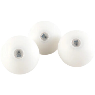 Set de 3 balles LED Lumi Pro blanches avec un design sphérique, montrant les parties électroniques visibles à l'arrière. Les balles sont disposées de manière à créer une vue dynamique.