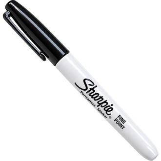 Sharpie noir – marqueur permanent à pointe fine avec capuchon noir et clip, corps blanc affichant le logo Sharpie et les mentions “Permanent Marker” et “Fine Point” sur fond blanc.