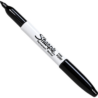 Marqueur Sharpie noir à pointe fine, corps blanc et capuchon noir, vu en diagonale.