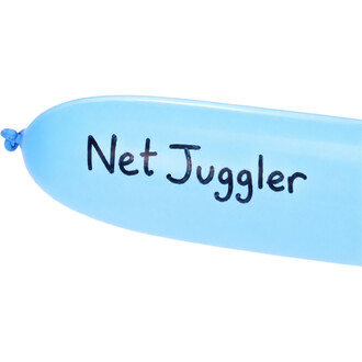 Ballon bleu clair allongé sur fond blanc avec l'inscription « Net Juggler » en noir.