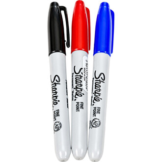 Trois marqueurs Sharpie à capuchons noir, rouge et bleu, alignés verticalement avec corps blanc et logo Sharpie visible.