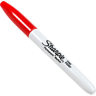 Marqueur permanent Sharpie rouge avec capuchon rouge et corps blanc vu en diagonale