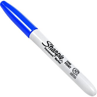 Marqueur Sharpie permanent à pointe fine avec capuchon bleu, corps blanc et logo Sharpie visibles.
