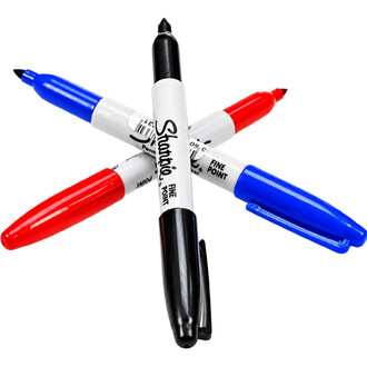 Lot de marqueurs Sharpie à pointe fine en rouge, bleu et noir, corps blanc avec le logo Sharpie, disposés en croix sur fond blanc.