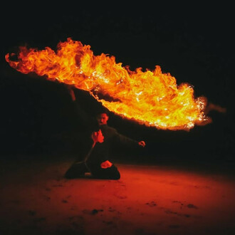 Poudre Siam Flash utilisé en combinaison avec une torche. La poudre se répend sur la flamme et génère une boule de feu géante. Photo prise de nuit.