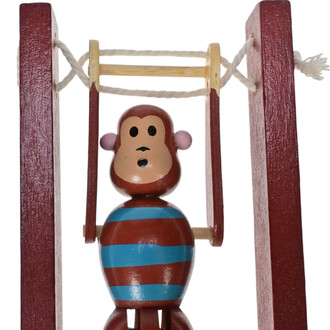 Jebron de bois représentant un singe acrobate suspendu à des barres. Le singe a un corps rayé en bleu et marron et un visage souriant avec de grandes oreilles. Les barres sont en bois rouge, avec une corde reliant les deux.