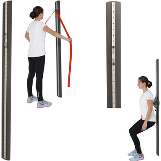 Équipement de jonglerie avec une barre verticale grise et une sangle orange, utilisé pour des exercices de force. On voit une femme debout tenant la sangle et une autre femme en position accroupie contre la barre.