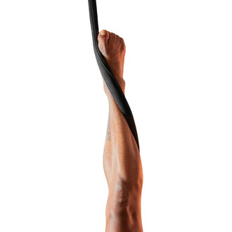 Braço musculoso segurando firmemente uma corda Smart Rope trançada preta, imagem do produto em fundo branco.