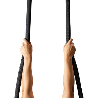 Duas mãos segurando firmemente uma corda trançada preta esticada verticalmente, ilustrando a aderência da Smart Rope.