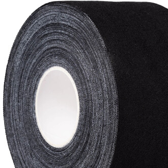 Rouleau de ruban adhésif noir, enroulé avec un noyau central blanc, présentant une texture légèrement rugueuse.