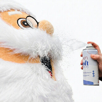 Mascotte en peluche blanche se faisant pulvériser par un aérosol désinfectant de 400 ml tenu par une main.