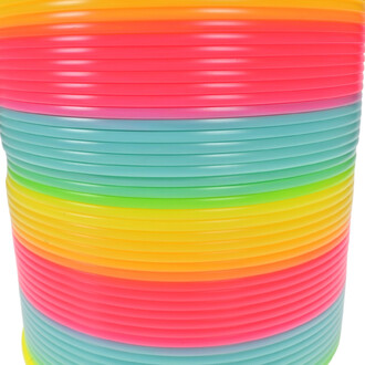 Springy Arc-En-Ciel Géant composé de cercles colorés en plastique, superposés et alternant des teintes vives de rose, vert, bleu, orange et jaune, sur un fond blanc.