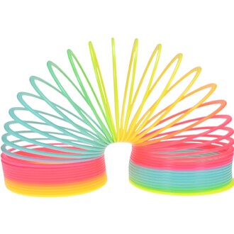 Image d'un arc-en-ciel géant composé de spirales en plastique coloré, présentant des teintes de rose, vert, jaune et bleu, disposées en forme de galerie ondulante.