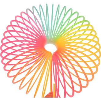 Jouet en spirale coloré avec des rayons en dégradé de rose, vert, jaune et orange, formant une forme circulaire avec un trou au centre.