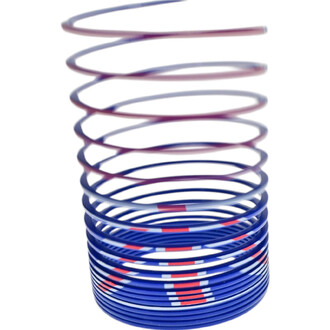 Un ressort coloré spiralé en métal, décoré de la drapeau britannique, avec des bandes rouges, blanches et bleues. Le ressort est enroulé et présente une base plus large, donnant une impression de mouvement et de dynamisme.