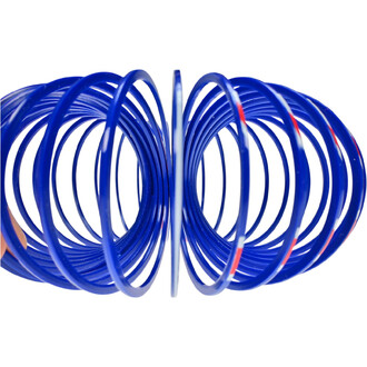 Image d'un jouet Springy Union Jack, mettant en avant une spirale de couleur bleu vif avec des sections transparentes, tournée vers le bas, révélant ses formidables et flexibles boucles. Le fond est blanc, mettant en valeur la texture et la forme du produ