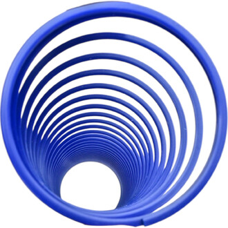 Sautoir de type slinky en plastique bleu, avec des spirales bien formées, vu de dessus en direction de l'ouverture centrale.
