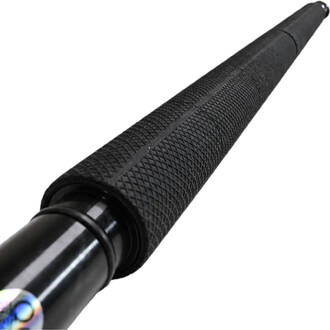 Gros plan du staff de contact Threeworlds noir avec grip texturé en losange antidérapant, embouts en silicone et détail irisé à l'extrémité.