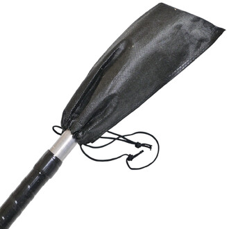 Staff Contact ISIS 150 cm avec une tête en tissu noir et une poignée en aluminium. Le tissu présente une texture tissée, et des cordons sont visibles, permettant de maintenir l'extrémité en place.