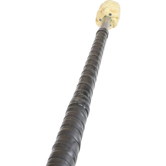 Bâton de jonglerie Contact ISIS de 150 cm, vue en perspective mettant en avant la prise en main en caoutchouc noir et l'extrémité en mousse claire.