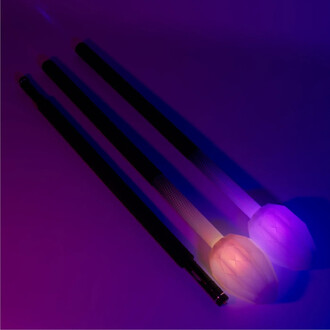 Trois staffs LED Fusion Prism de Threeworlds alignés en diagonale sur fond violet foncé, avec poignées grip texturées et extrémités lumineuses émettant une lumière rose et violette.