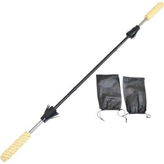 Staff de feu fleurs de 152 cm, avec deux poignées en matière tressée, une tige noire en métal et des embouts pour enflammer. Inclus, deux sacs de rangement noirs en tissu.