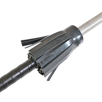 Détail de la tête d'un staff feu fleurs de 152 cm, montrant la partie supérieure avec des pétales en caoutchouc noir et une tige métallique en dessous.