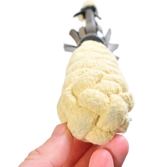 Gros plan sur l'extrémité d'un staff de feu fleurs de 152 cm, avec une texture tressée de couleur crème. Une main tient le staff, mettant en évidence son design et sa finition. L'arrière-plan est flou, mettant l'accent sur la prise en main de l'objet.