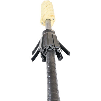 Staff de jonglerie de 152 cm avec une partie supérieure équipée de fleurs en plastique noir et une prise enroulée en matériau beige au centre du staff.