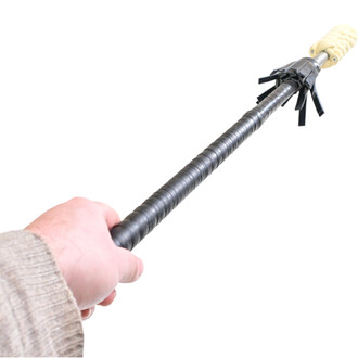 Main tenant un staff de feu fleurs de 152 cm, présentant un corps noir rayé avec une prise en main texturée. La partie supérieure est équipée d'une tête avec des embouts en forme de fleurs, prête à être allumée pour des performances de jonglerie enflammée