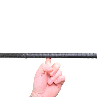 Main tenant un staff de jonglerie en feu de 152 cm, avec une partie enroulée en noir visible sur l'image.