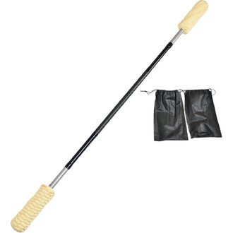 Staff de jonglerie en feu de 140 cm avec poignées en mousse, accompagné de deux sacs de rangement noirs.