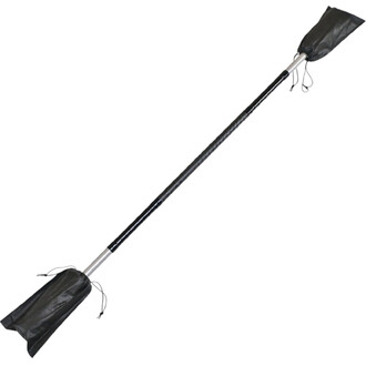 Staff de jonglerie enflammé, longueur 140 cm, composé d'une tige noire centrale avec des embouts en tissu noir et des cordons de fixation.