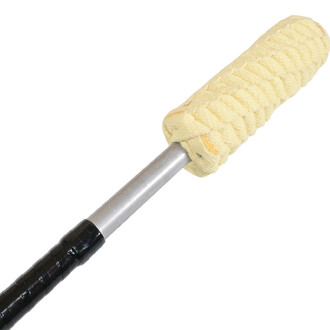 Poignée du Staff Feu Twista de 140 cm, visible avec un revêtement en tissu jaune tressé et une partie en métal chromé. La partie inférieure de la poignée est recouverte d'un matériau noir texturé pour une meilleure prise en main.