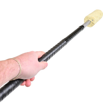 Main tenant un bâton de jonglerie en feu Twista de 140 cm, avec une prise noire texturée et une tête en mousse à l’extrémité. Le fond est blanc, mettant en valeur le bâton.