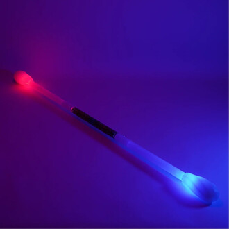 Bâton de jonglerie lumineux régalable, avec une extrémité rouge et une extrémité bleue, éclairé sur fond violet.