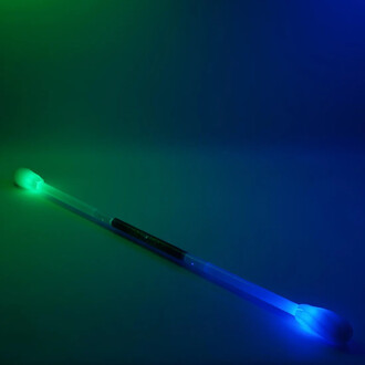 Staff Lumi Pro Rechargeable en lumière, avec des embouts lumineux verts et bleus sur un fond sombre.