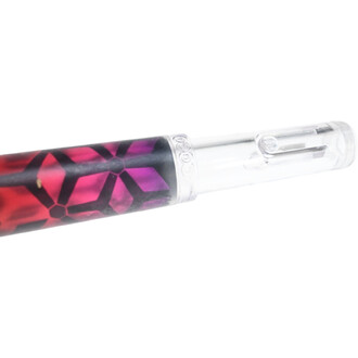 Bâton de jonglerie lumineux Lumi Pro Rechargeable avec un motif géométrique de couleurs rouges et violettes, présentant une extrémité transparente.